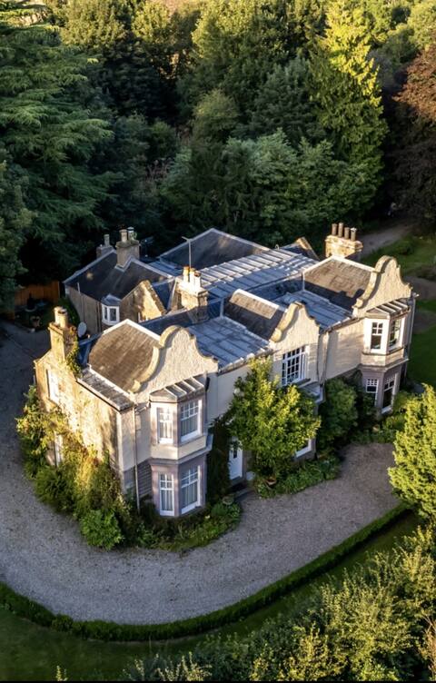 Spacious Country Estate Mansion House By the City