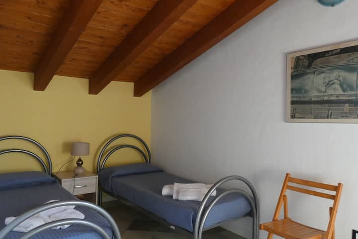 Druga soba s dva udobna kreveta za jednu osobu