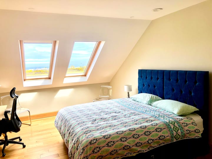 Ghorofa ya juu na kitanda super mfalme, na kazi dawati, pamoja na maoni bora juu ya mji,  Horn Head, gofu na Portnablagh kufanya hii chumba kutoroka pia mwaka mzima.