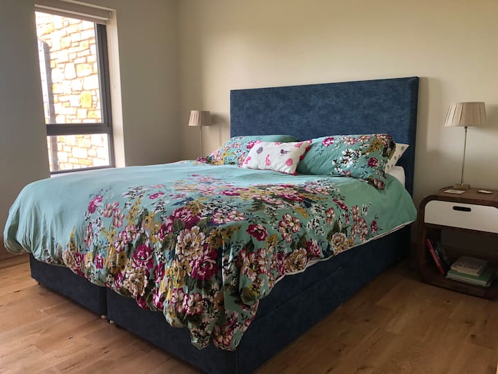 Super King, kitanda kizuri sana, kilichojengwa kwenye kabati na onyesho la ndani, beseni na choo. Chumba hiki cha kulala kina nafasi kubwa ya kutoa maoni  juu ya bahari.