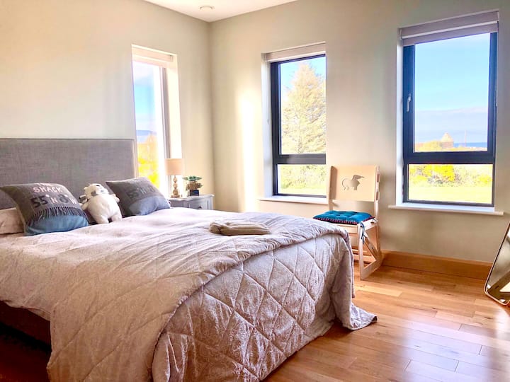 Chumba kikuu cha kulala kina nafasi, maoni na kujengwa katika kabati bafu kubwa na kutembea katika bafu, bafu, beseni na choo kwenye vigae visivyo vya kuteleza.  Chukua bafu la Bubble, uwashe mishumaa na uweke piano classics ili kutulia!