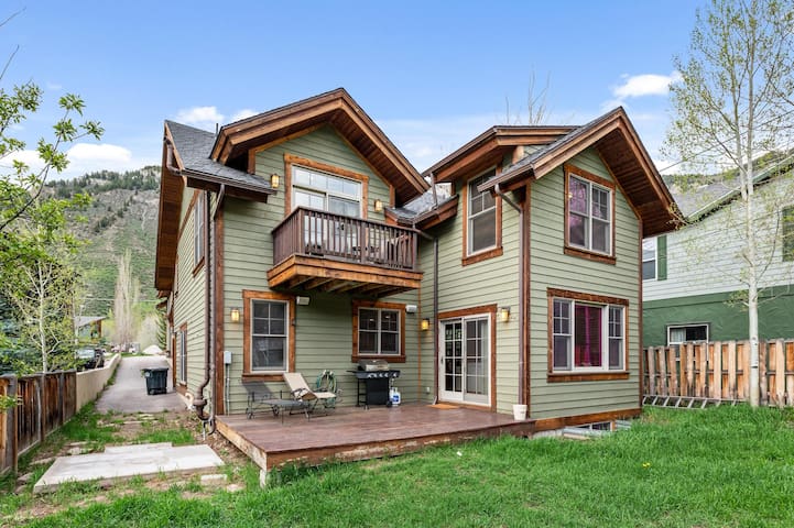 Cozy Spacious Mountain Home Close To Everything