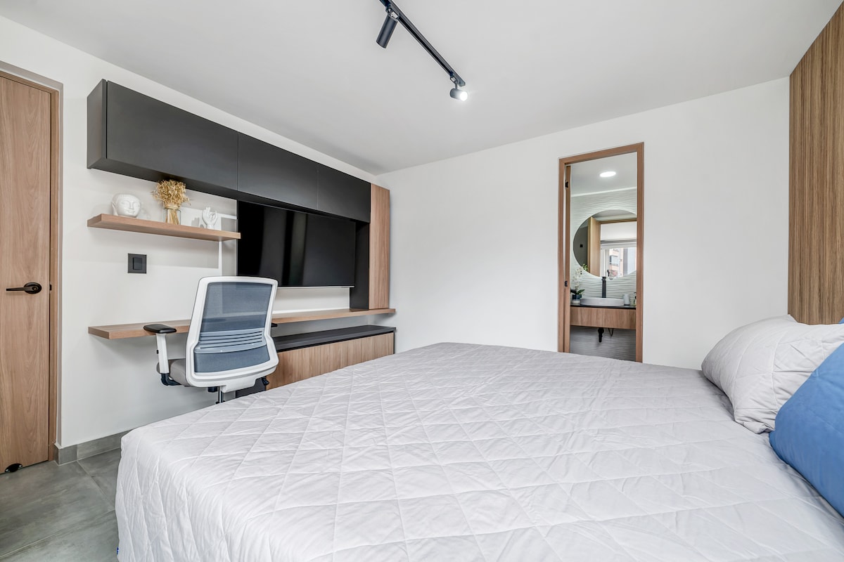 Dormitorio principal con su espacio de trabajo y baño completo privado
