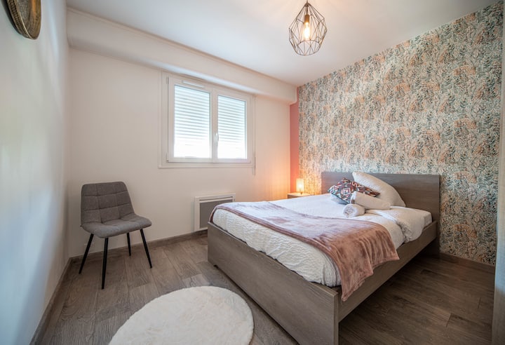 Chambre équipée d'un lit double, drap doux de couleur, chaise tapis doux avec espace de rangement inclus