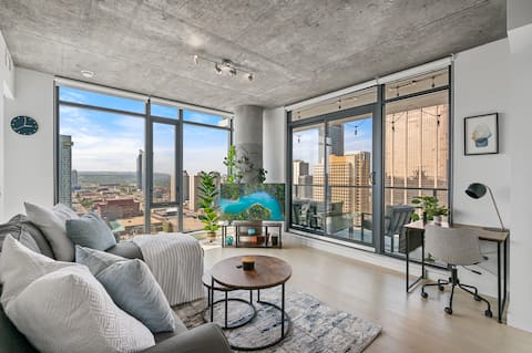 DT Views |King Bed |Mins to Stampede | UG Parking