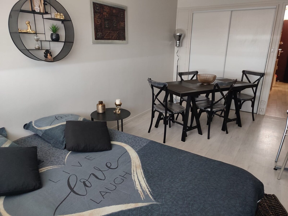 חדר שינה בסלון עם ספה נפתחת, מצעים נוחים וכריות נוחות