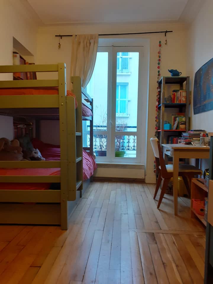 Საბავშვო ოთახი 2 ერთადგილიანი საწოლით (შესაძლებელია ზრდასრულებისთვისაც - ჩვეულებრივი ზომის)