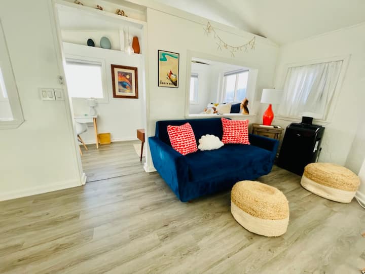 Цялото обзавеждане и съдържание в нашето студио са нови, с изключение на няколко местни произведения на изкуството, които според нас принадлежат на помещението.  Диванът включва двойно легло.