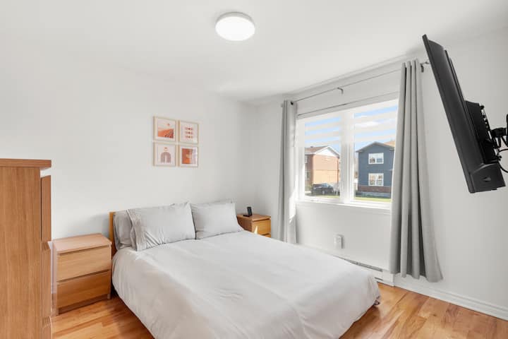 Chumba cha kulala cha 1 - Kitanda cha malkia na runinga ya inchi 40