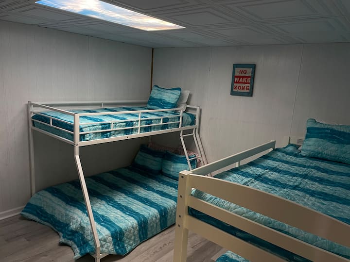 El dormitorio Wave de nivel inferior tiene capacidad para cinco personas con un doble sobre completo y uno doble.