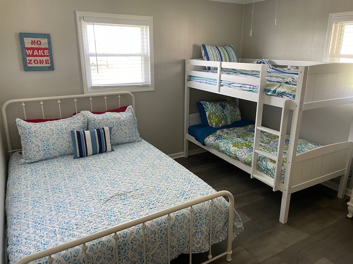 La habitación Audubon. La segunda de las dos habitaciones ubicadas en el nivel principal tiene capacidad para cuatro personas. Baño principal convenientemente ubicado junto a esta habitación. 