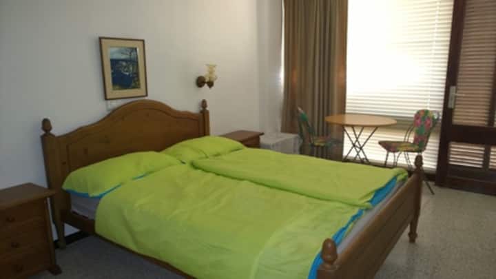 Главна спалня с изглед към морето. 