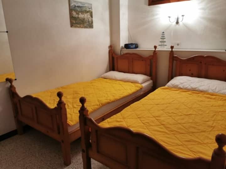 Малка спалня с две единични легла, които също могат да бъдат сглобени. 