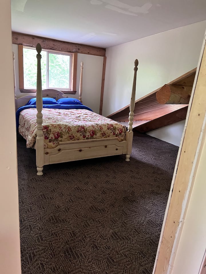 Chambre à l'étage avec lit Queen