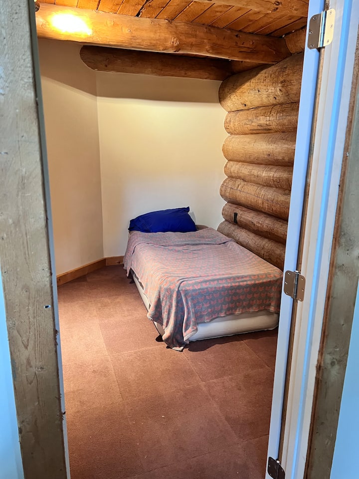 Chambre au rez-de-chaussée avec matelas gonflable double. 