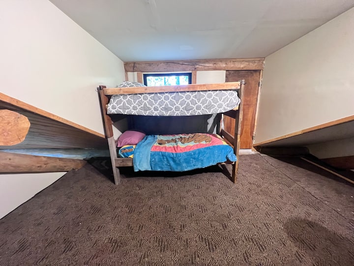 Chambre à l'étage avec lits jumeaux superposés