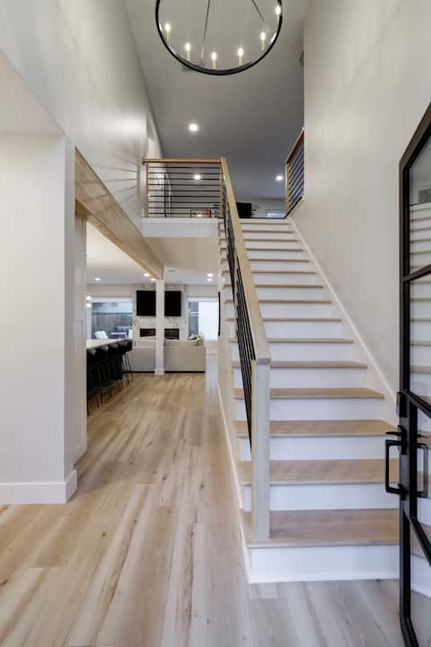 Top Airbnb: Modern Farmhouse | Chef Kitchen, 77"OLED, GameRoom in Eldridge / West Oaks
