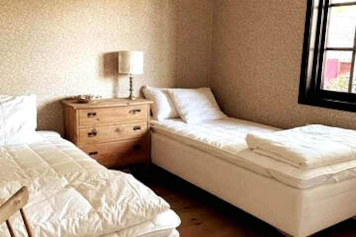 2号卧室- 2张90厘米宽的床，如果需要，请将我整理在一起。停电良好。