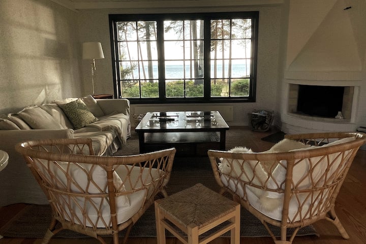 客厅可欣赏湖景和壁炉。 