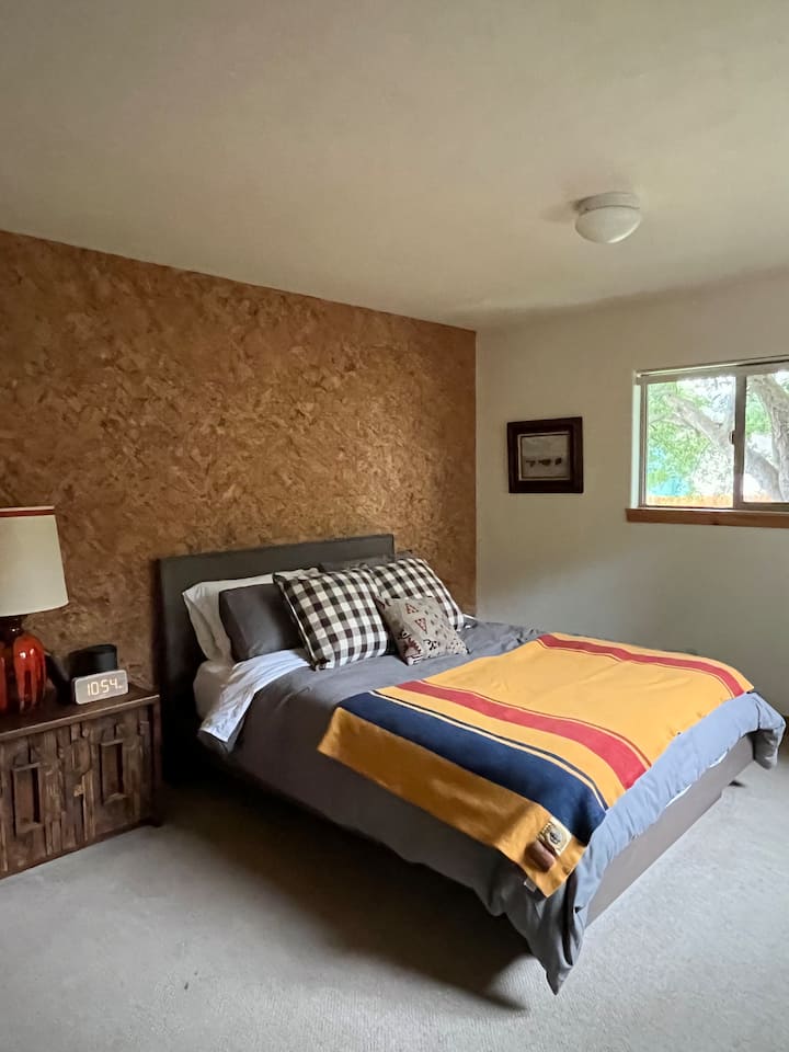 מיטת קווין בקומה העליונה