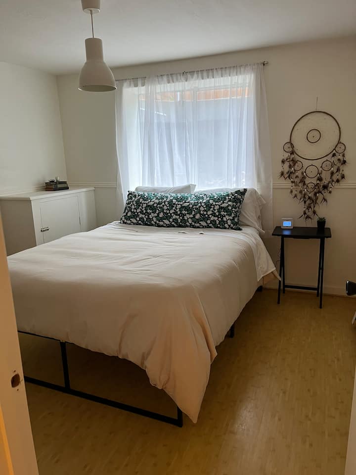 חדר שינה במרתף, מיטת קווין