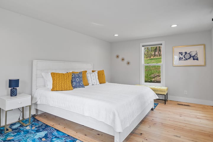 Kitanda cha kifahari na kizuri cha ukubwa wa mfalme, kilichoundwa ili kutoa uzoefu mzuri wa kulala