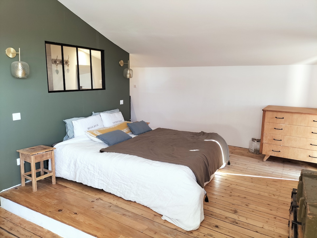 Chumba cha kulala 1 + chumba cha kuoga
Ghorofa ya 2
kitanda 1 sentimita 160
Kitanda cha sentimita 1 x 90
Choo Kubwa cha Plateau
chenye Mionekano ya Ofisi na Milima
