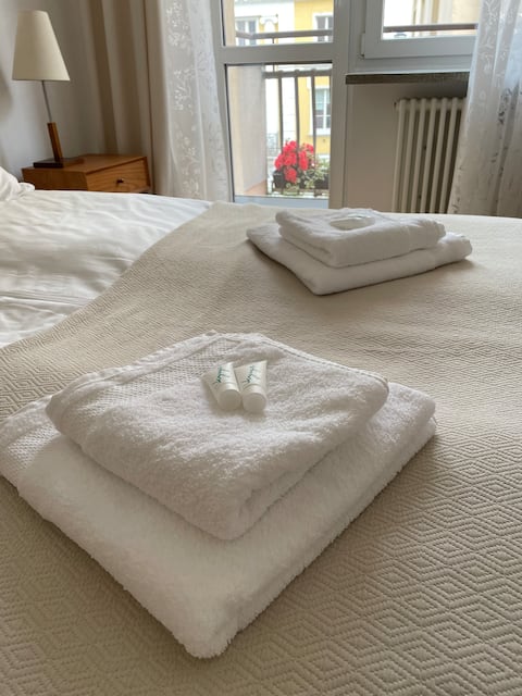 Popular Airbnb listing: Długa Old Town City Hall Arsenal in Śródmieście
