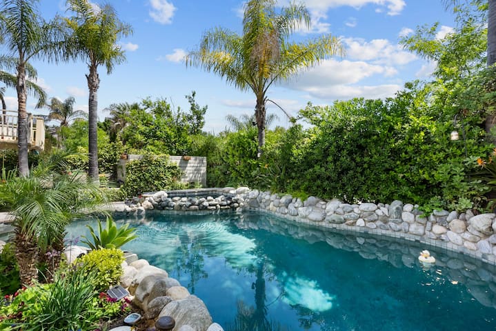 Newly remodeled home w pool/spa