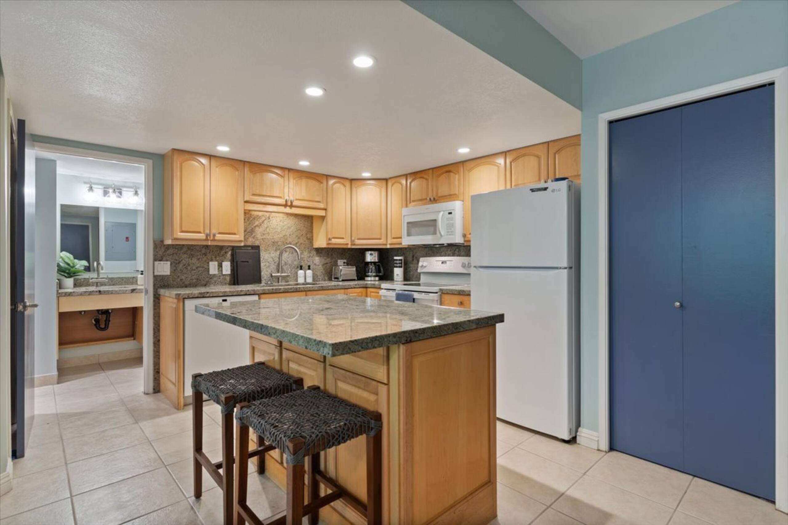 Entire 2bd/2ba condo in Kihei Steps at Kamaole II - Image 49