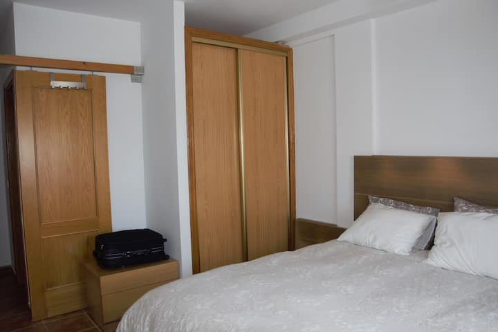 Spavaća soba od 150 osoba s ormarom i izravnim pristupom kupaonici u prizemlju.