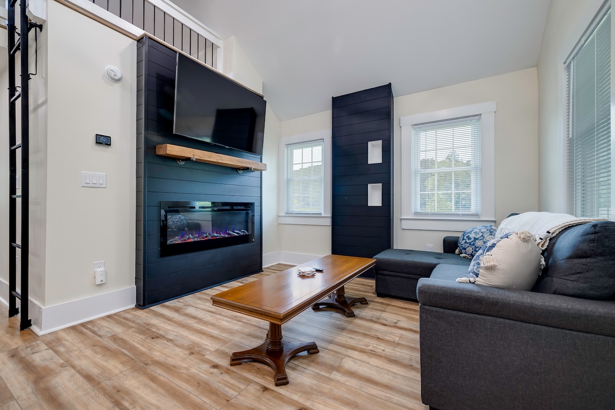 Მისაღები ოთახი 58" ტელევიზორით და ელექტრო ბუხრით