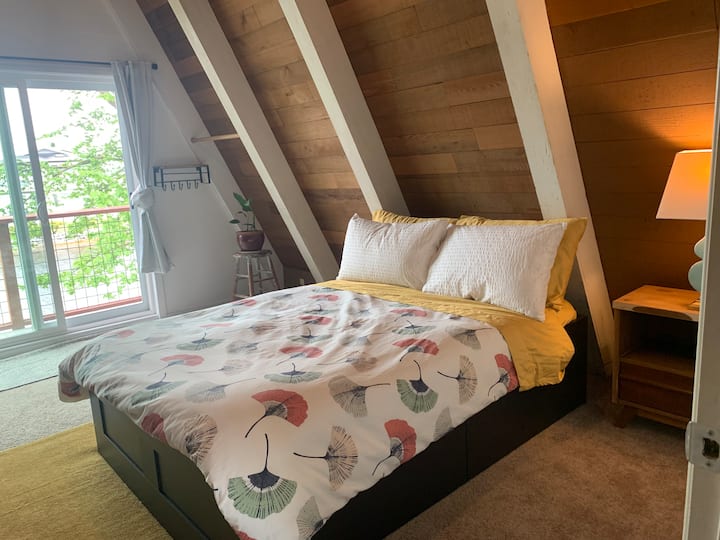 Dormitorio en planta alta con acceso a la terraza de arriba