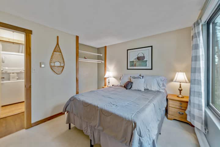 Spavaća soba s bračnim krevetom (širine 150 – 179 cm), u blizini kupaonice s WC-om