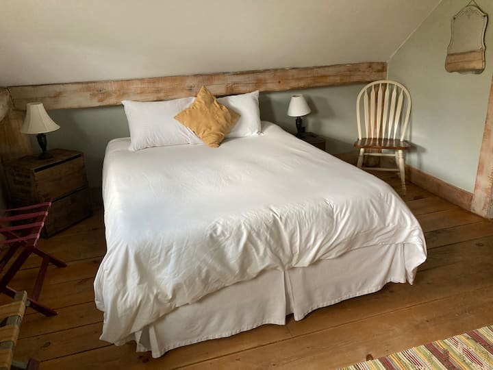 Sovrum 12 - Sparhawk.  Queen size memory foam madrass med unik garderob, privat bad och fin utsikt över sidogården.