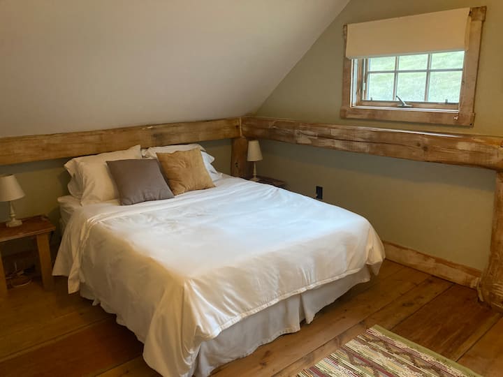 Sovrum 10 - Zebedee.  Memory foam queen madrass med privat halvt bad.  Fullt utrustat badrum delas med rum 11.  Fin utsikt över sidogården.