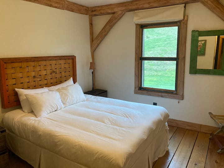Sovrum 3 - Lam - Memory Foam queen-säng, utsikt över bakgården, med privat badrum