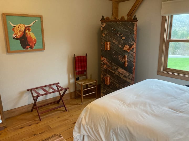 Sovrum 6 - Lovett.  Bra hörnrum med madrass i minnesskum, unik armoire, fantastisk utsikt över dammen och sidogården och ett privat badrum.