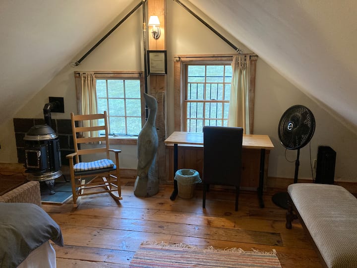 Sovrum 14 - Wilcox (The Goose Room).  Rymlig svit högst upp i den nya sektionen av huset.  King size memory foam säng, privat badrum, skrivbord, garderob och dubbelsäng.
