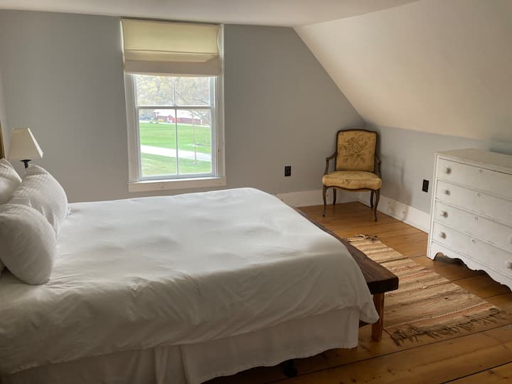 Sovrum 8 - Par.  2: a våningen i det ursprungliga huset.  Memory foam queen-madrass med antik stol och byrå.  Fönster A på sommaren.  Delar badrum med rum 7.