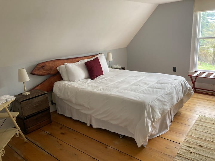 Sovrum 7 - Durkee. Rum på 2: a våningen i den ursprungliga delen av huset.  Memory-skum queen-madrass.  Fönster AC på sommaren.  Delar badrum med plats 8.