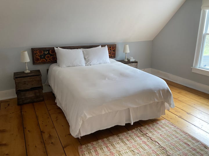 Sovrum 9 - Hodkins.  2: a våningen i det ursprungliga huset.  Memory foam queen madrass med skrivbord, gemensam sittgrupp, halvprivat bad med duschkabin.  Fönster A på sommaren.  