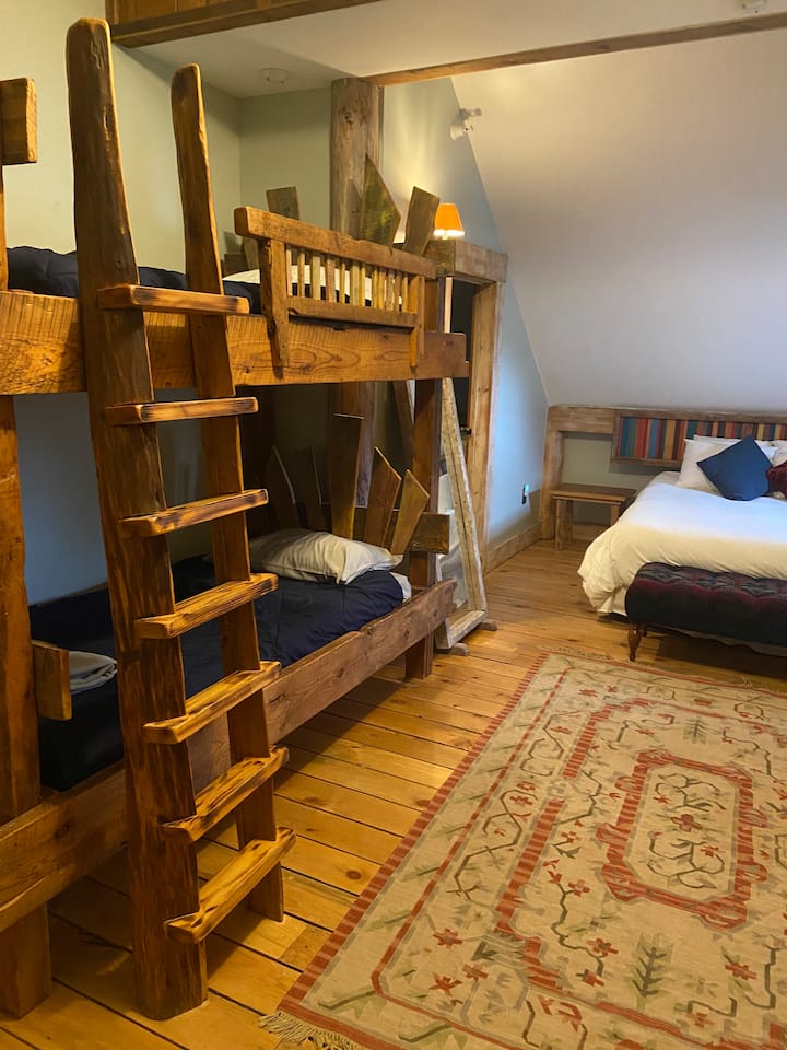 Sovrum 13 - Thomas (våningssängrummet).  Stort rum med memory foam queen madrass och 2 minnesskum dubbla våningssängar.  Privat badrum, skrivbord, unik garderob.