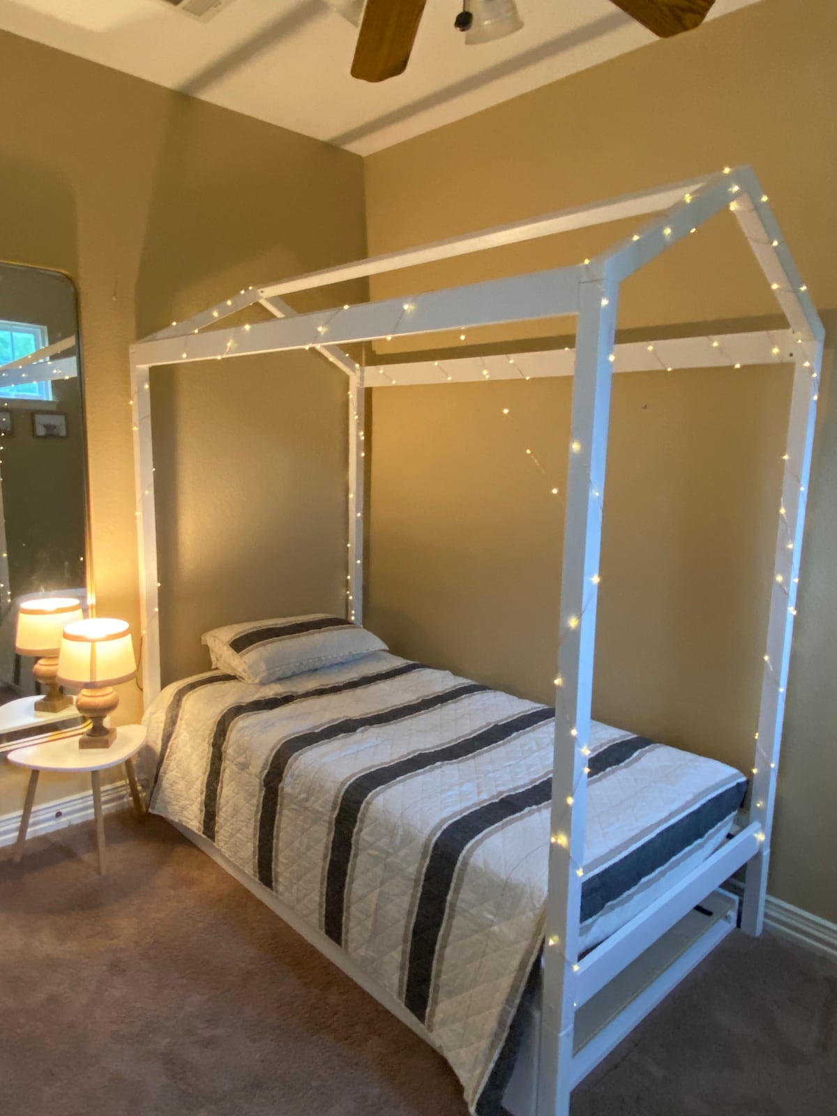 2 - ри етаж Спалня за гости #3
Това е двойно легло с разтегателен диван. Перфектно място за престой за двама души или деца в тази стая