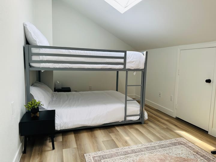 Dve ďalšie manželské postele v podkroví! Dostatok priestoru na posedenie!