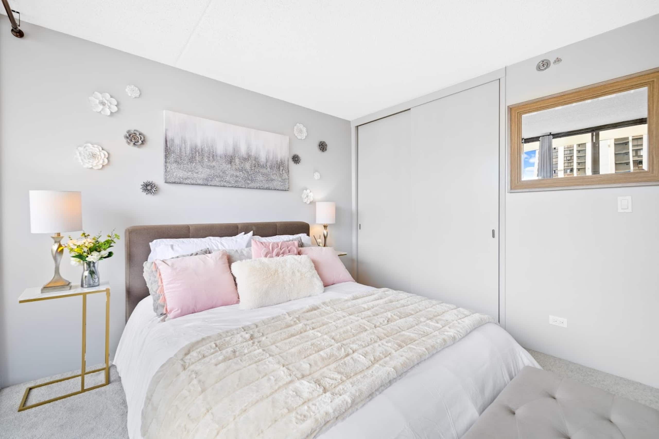 Cozy & Modern Coastal-King Bed 1BR w/Parking - Image 13