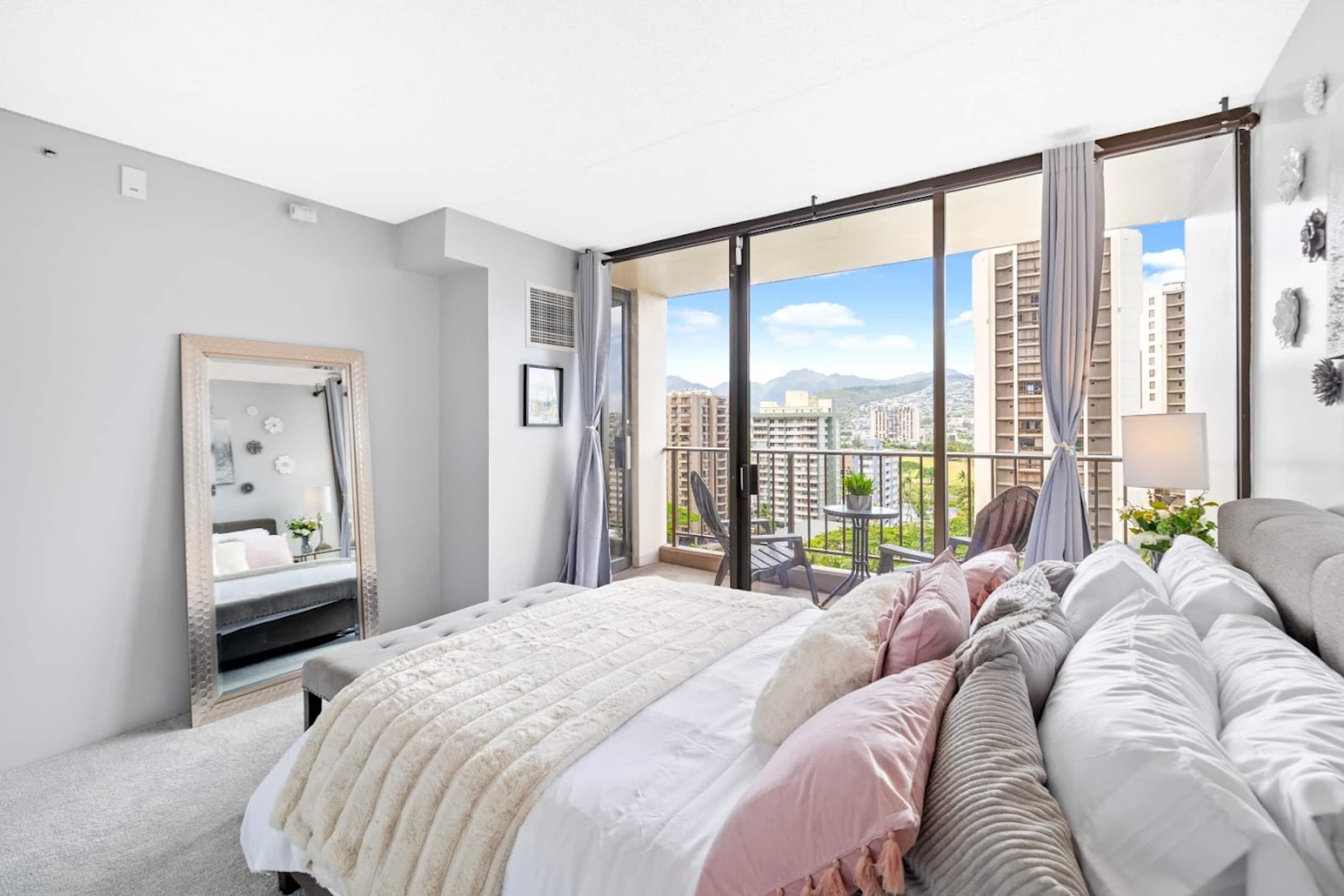 Cozy & Modern Coastal-King Bed 1BR w/Parking - Image 1