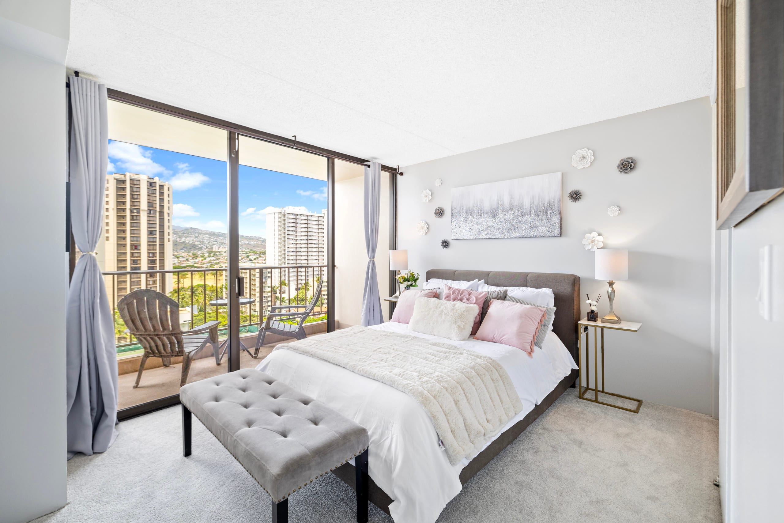 Cozy & Modern Coastal-King Bed 1BR w/Parking - Image 12