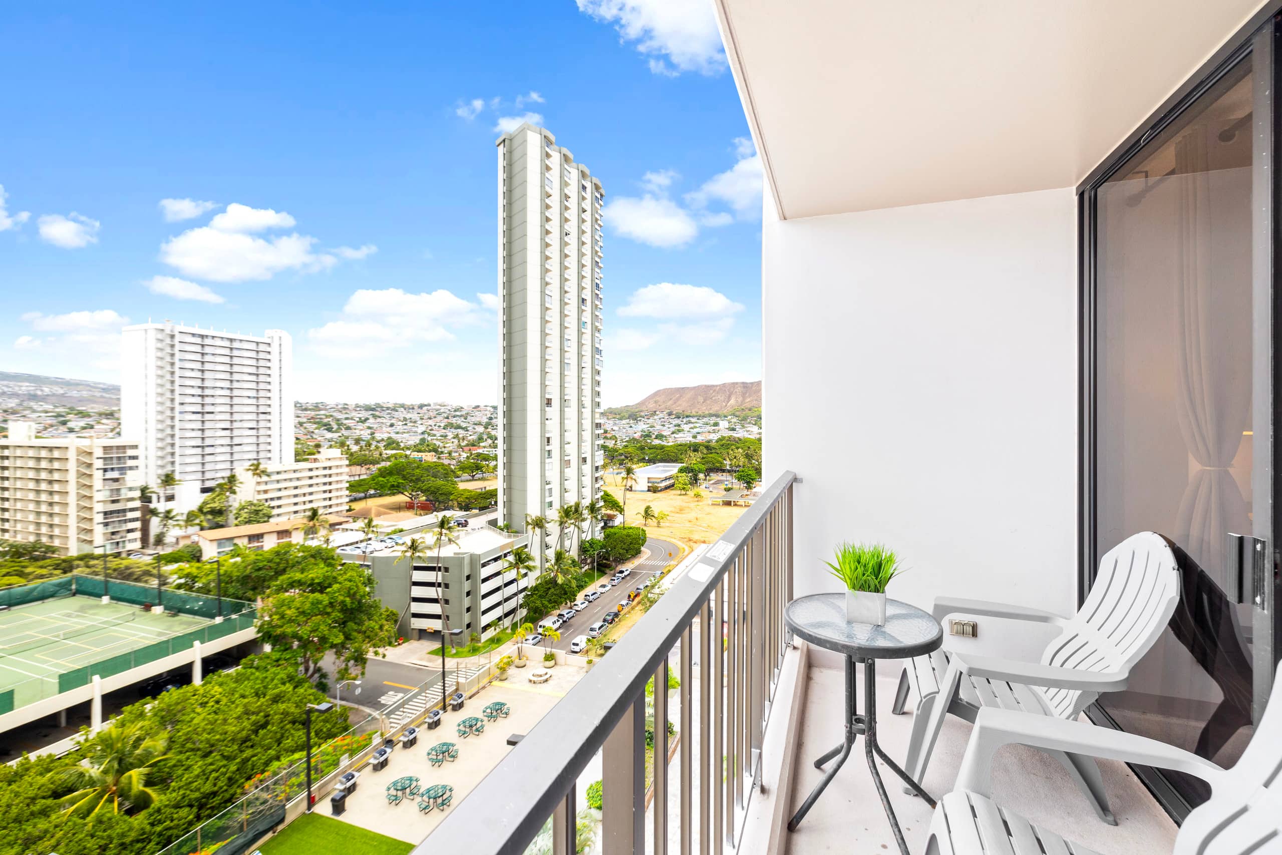 Cozy & Modern Coastal-King Bed 1BR w/Parking - Image 20