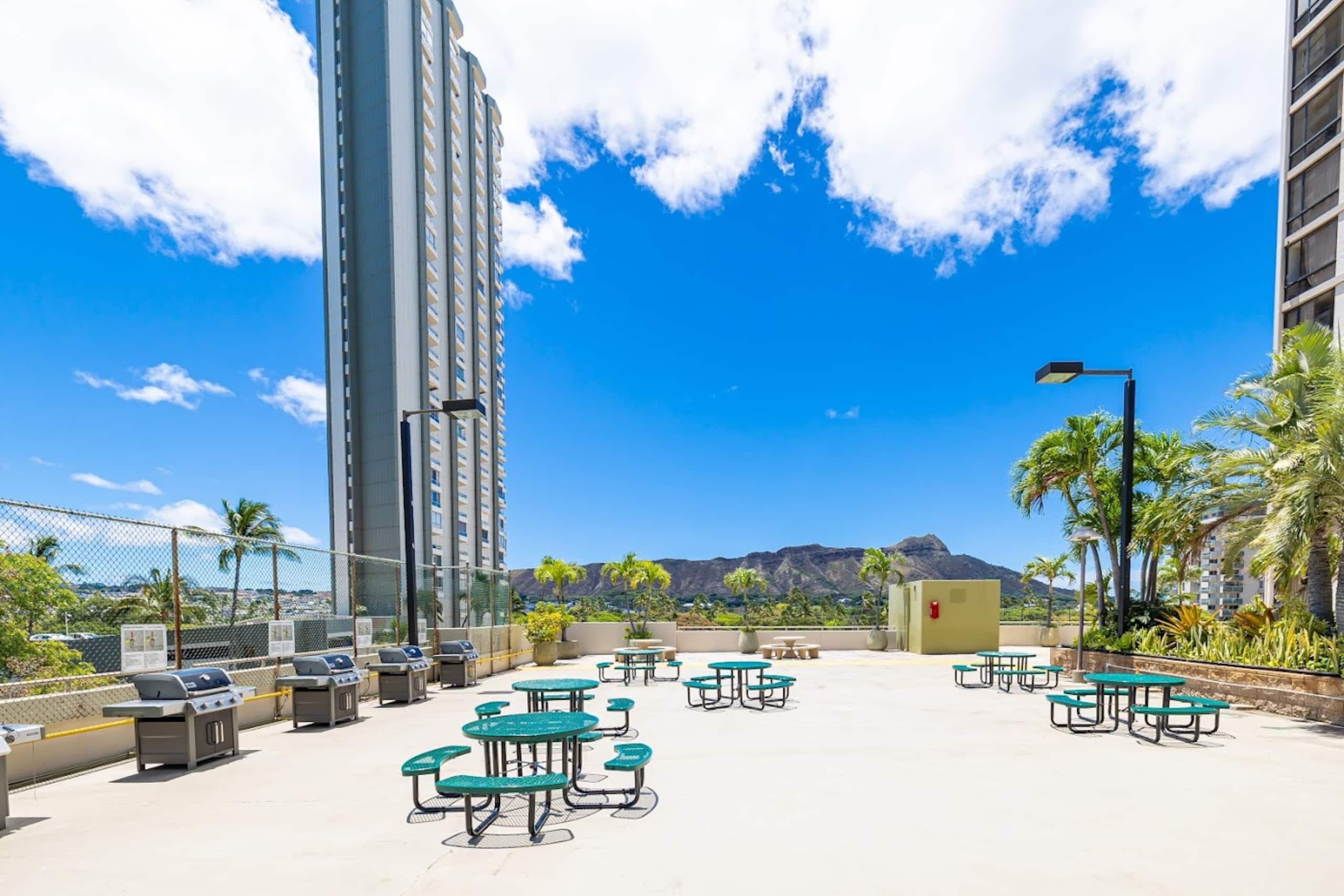 Cozy & Modern Coastal-King Bed 1BR w/Parking - Image 25